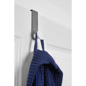 Türhaken Solo grau hängend an weißer Tür mit blauem Bademantel