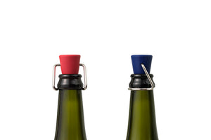Weinverschluss Tchin in jeweils blau und rot auf Flasche